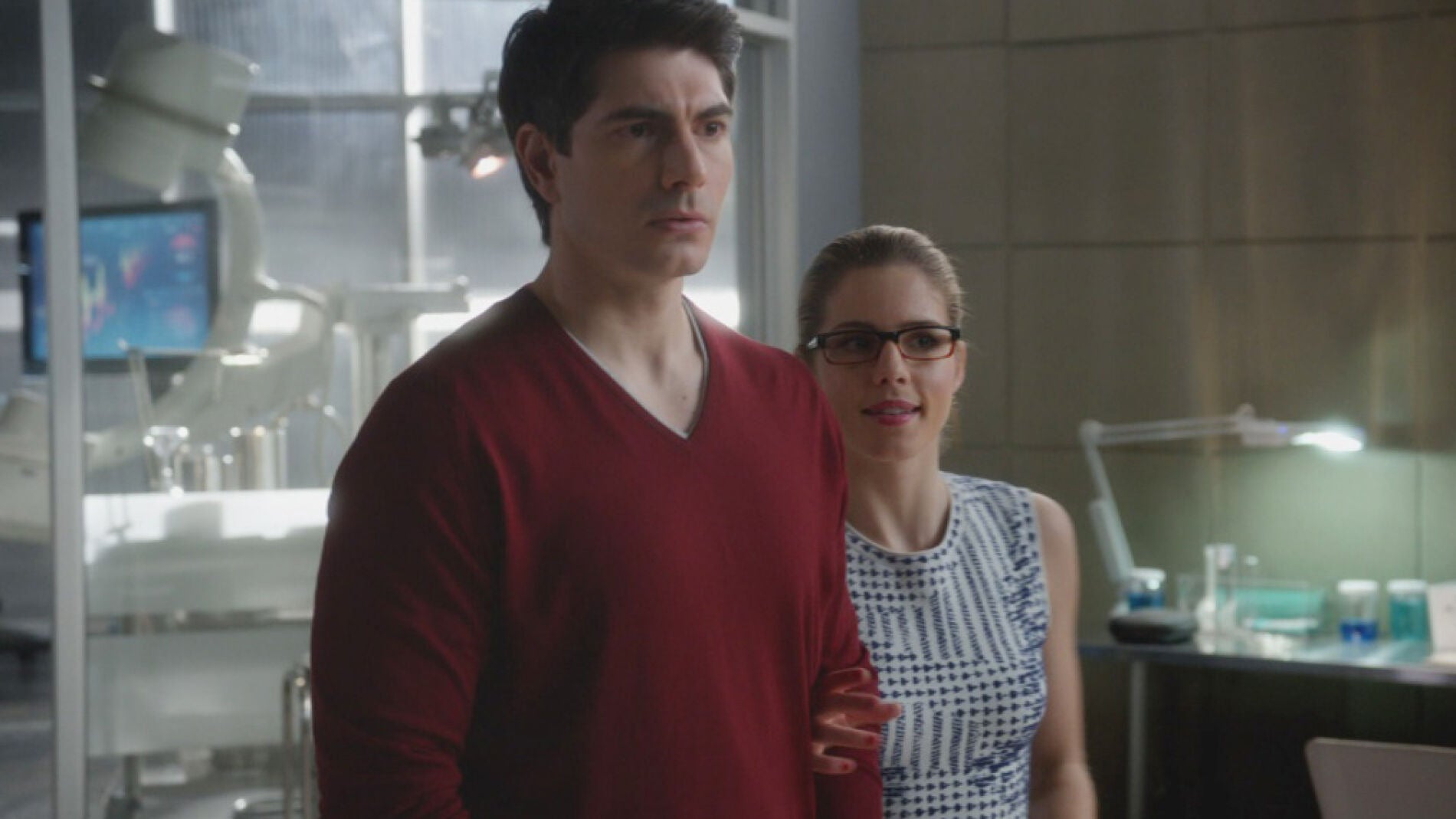 Felicity y Ray visitan Laboratorios S.T.A.R.