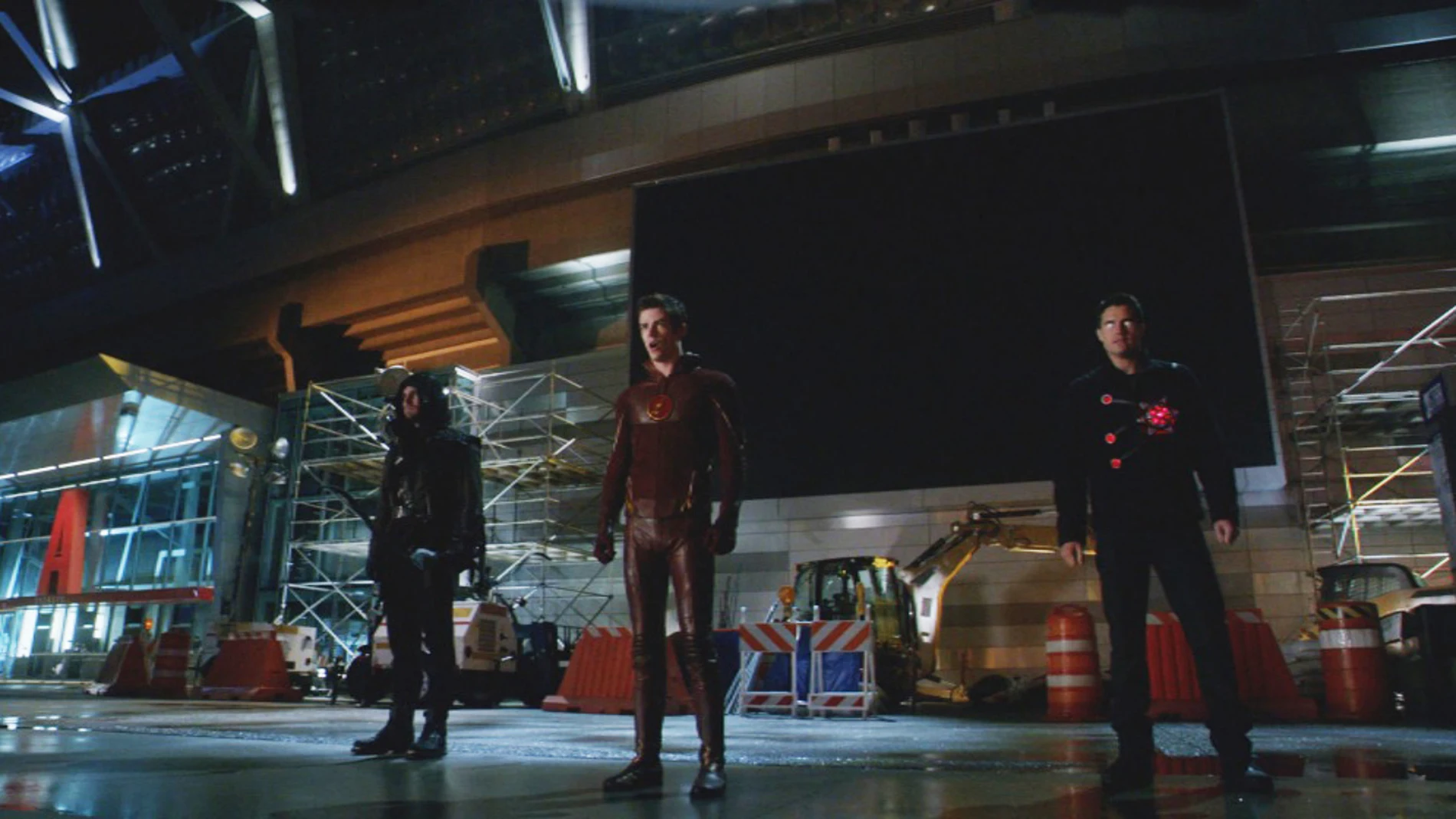 Arrow y Firestrom ayudan a The Flash en su lucha contra Eobard Thawne