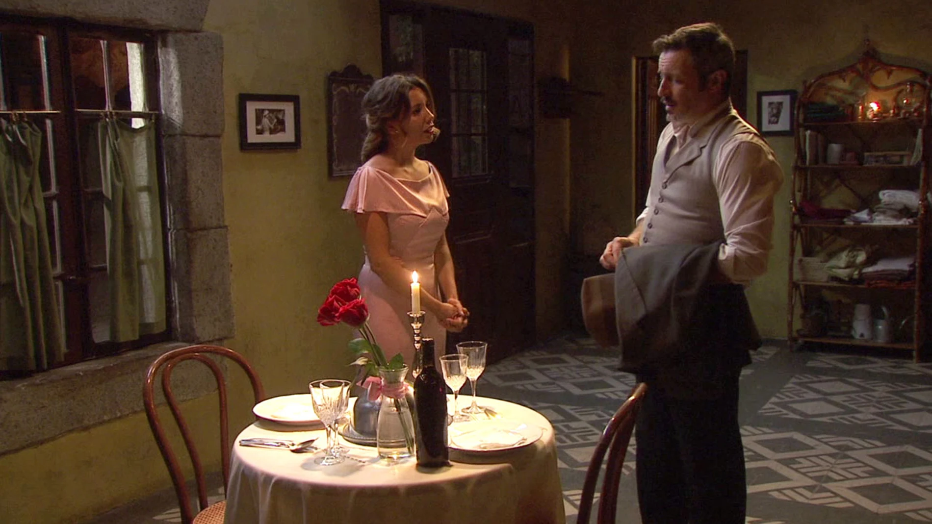 Alfonso da platón a Emilia en una cena romántica