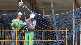Unos alba&ntilde;iles trabajando en la obra