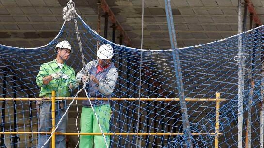 Unos alba&ntilde;iles trabajando en la obra