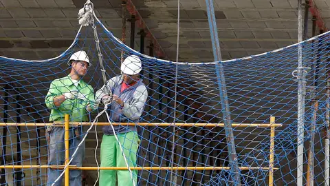 Unos albañiles trabajando en la obra Unos albañiles trabajando en la obra