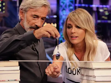 Anna Simon nos enseña a jugar al 'cuchicesto' en El Hormiguero 3.0 Anna Simon nos enseña a jugar al 'cuchicesto' en El Hormiguero 3.0