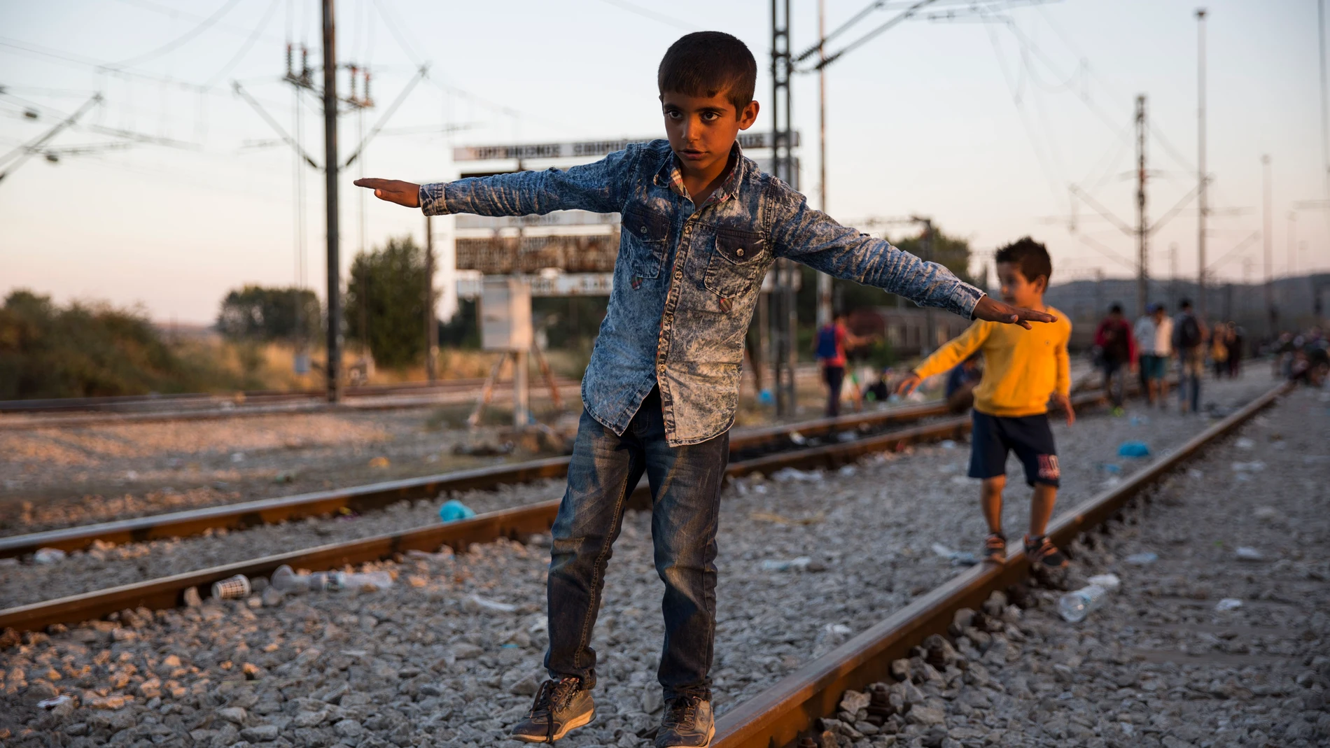 Dos niños en una vías del tren en la frontera entre Macedonia y Grecia. Dos niños en una vías del tren en la frontera entre Macedonia y Grecia.