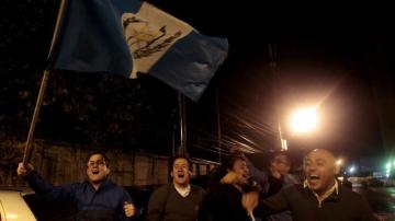 Ciudadanos guatemaltecos celebran la dimisión de Otto Pérez Molina