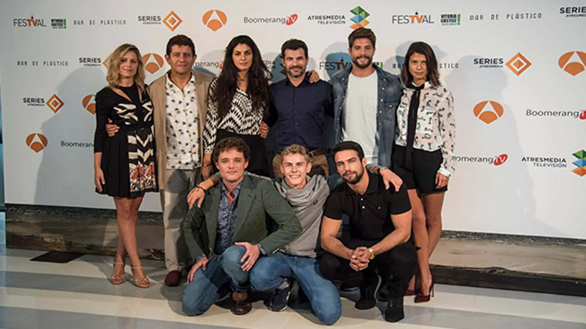 El elenco de 'Mar de plástico' en el FesTVal de Vitoria