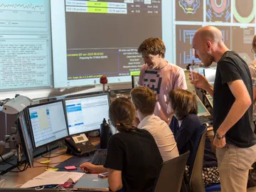 Científicos trabajando en un proyecto Científicos trabajando en un proyecto