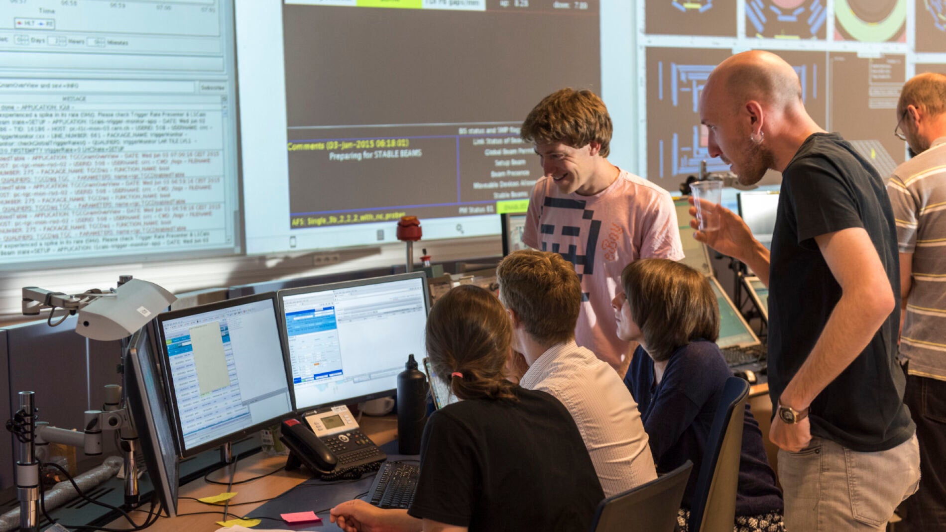 Cient&iacute;ficos trabajando en un proyecto