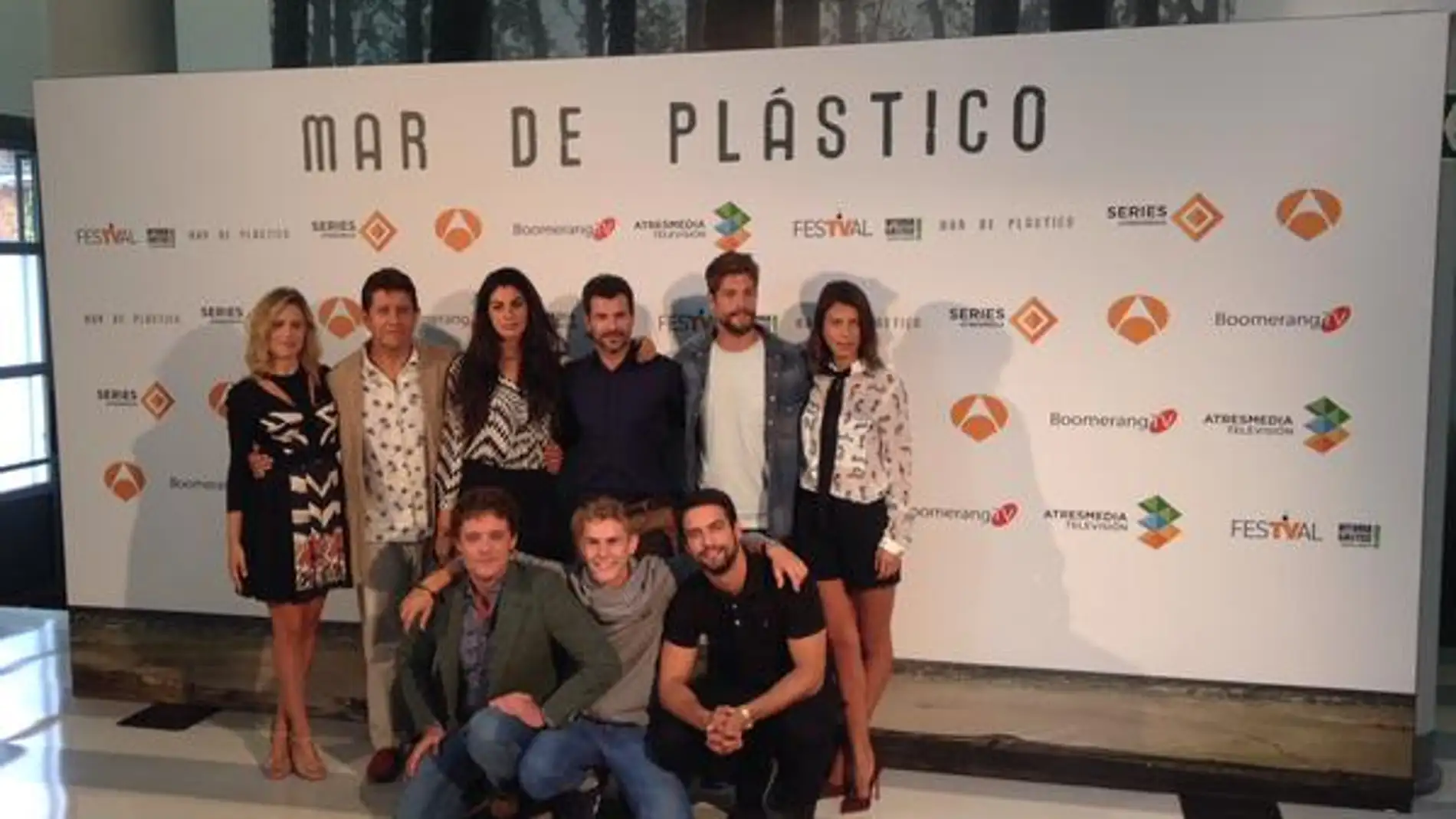 El elenco de 'Mar de plástico' en el FesTVal de Vitoria