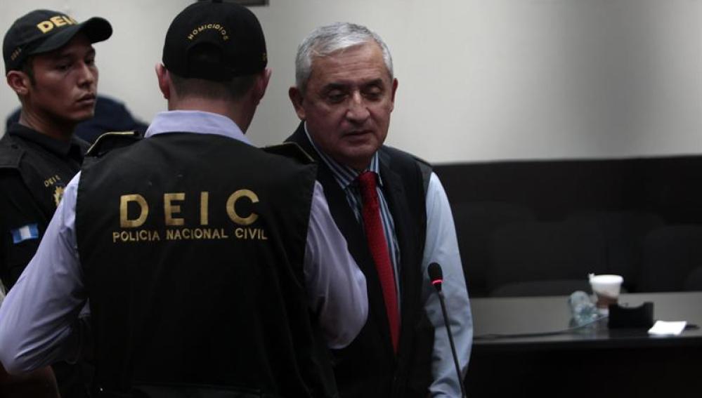 Otto Pérez Molina es trasladado a un cuartel de Guatemala para declarar ante el juez.