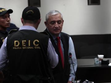 Otto Pérez Molina es trasladado a un cuartel de Guatemala para declarar ante el juez.