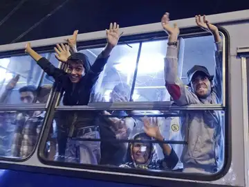Refugiados sirios viajan hacia Austria Refugiados sirios viajan hacia Austria
