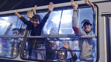 Refugiados sirios viajan hacia Austria