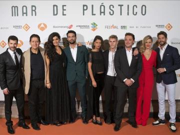 El elenco de Mar de Plástico en el premiere del FesTVal de Vitoria