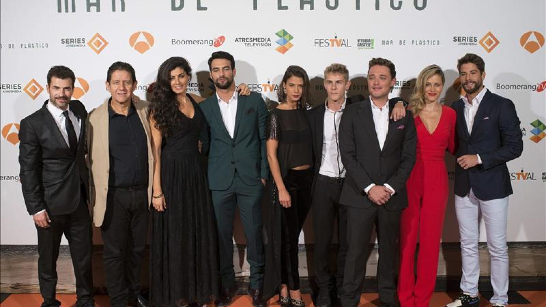 El elenco de Mar de Pl&aacute;stico en el premiere del FesTVal de Vitoria