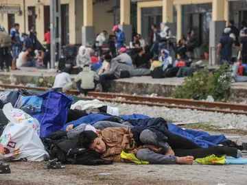 Refugiados junto a las vías del tren Refugiados junto a las vías del tren
