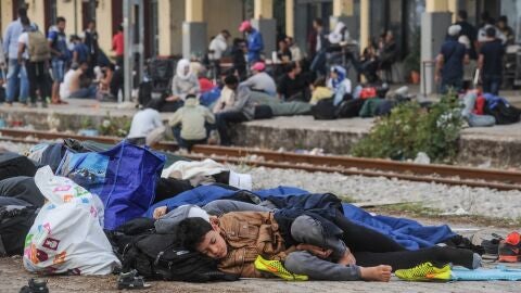 Refugiados junto a las v&iacute;as del tren