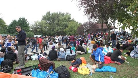 M&aacute;s de 700 refugiados han pasado la noche al aire libre en Viena