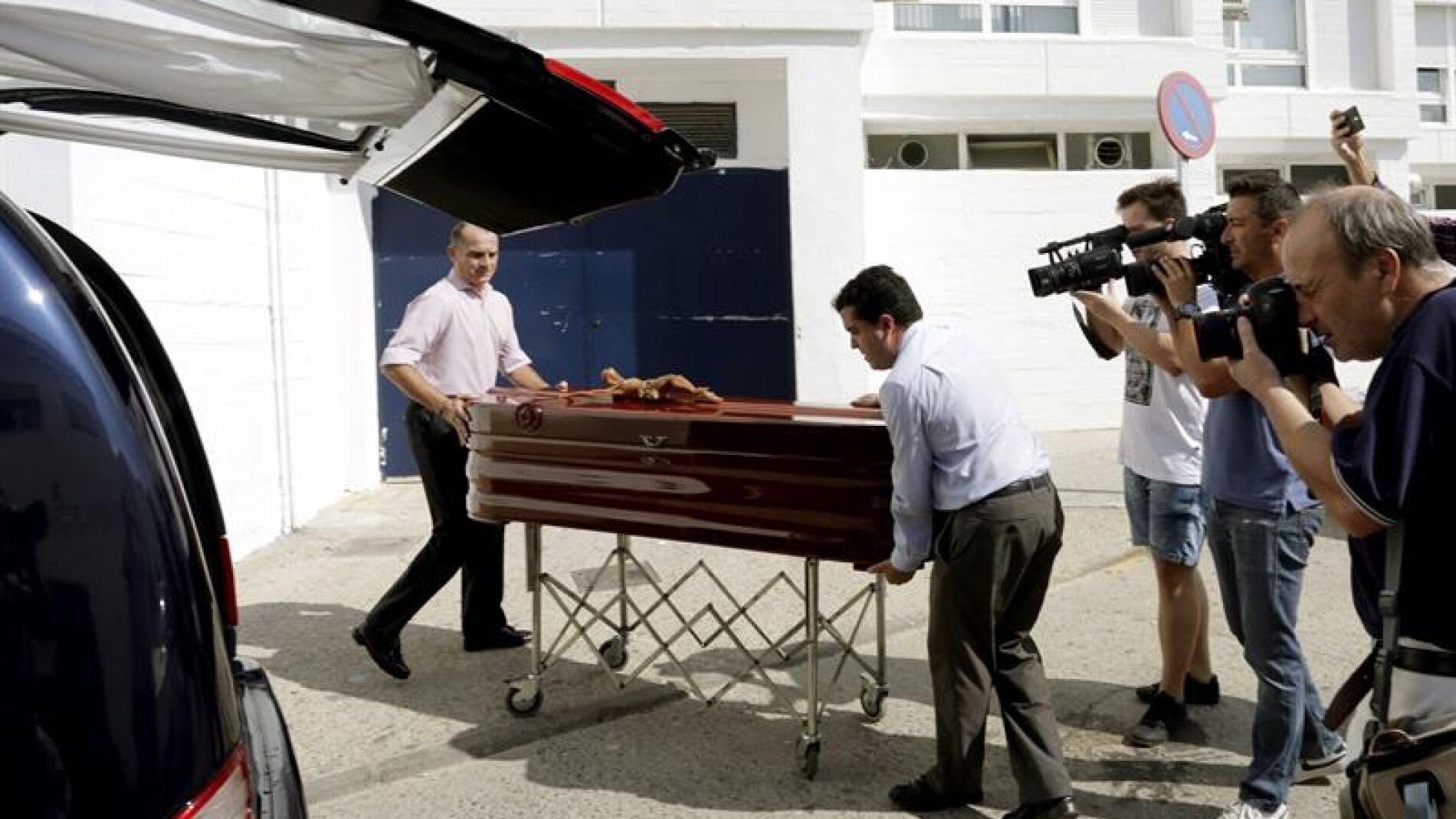  Empleados de la funeraria trasladan el cad&aacute;ver del empresario Jos&eacute; Mar&iacute;a Ruiz-Mateos a la residencia de Las Hermanita de los pobres.