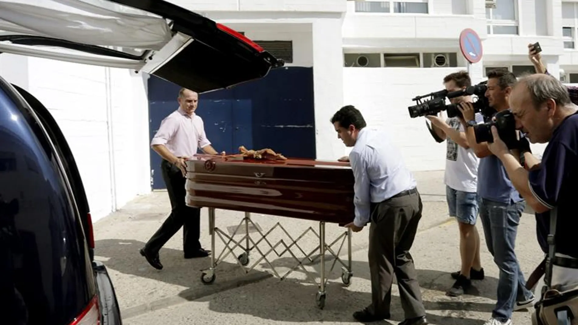 Empleados de la funeraria trasladan el cadáver del empresario José María Ruiz-Mateos a la residencia de Las Hermanita de los pobres. Empleados de la funeraria trasladan el cadáver del empresario José María Ruiz-Mateos a la residencia de Las Hermanita de los pobres.