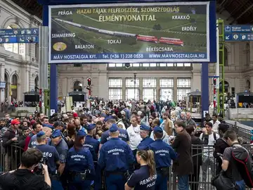 Varios refugiados esperan en la estación de tren de Budapest. Varios refugiados esperan en la estación de tren de Budapest.