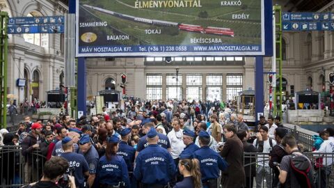 Varios refugiados esperan en la estaci&oacute;n de tren de Budapest.