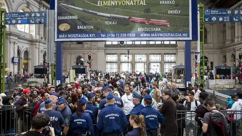 Varios refugiados esperan en la estación de tren de Budapest. Varios refugiados esperan en la estación de tren de Budapest.