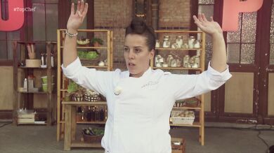 Carlota confunde la raya con el congrio y Chicote le riñe por el despiste