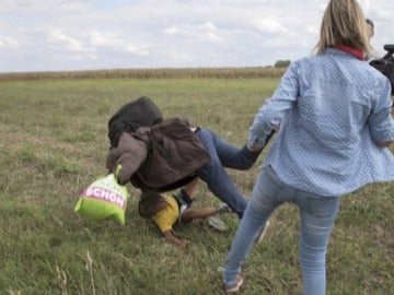 Hungría imputa a la cámara que zancadilleó a refugiados