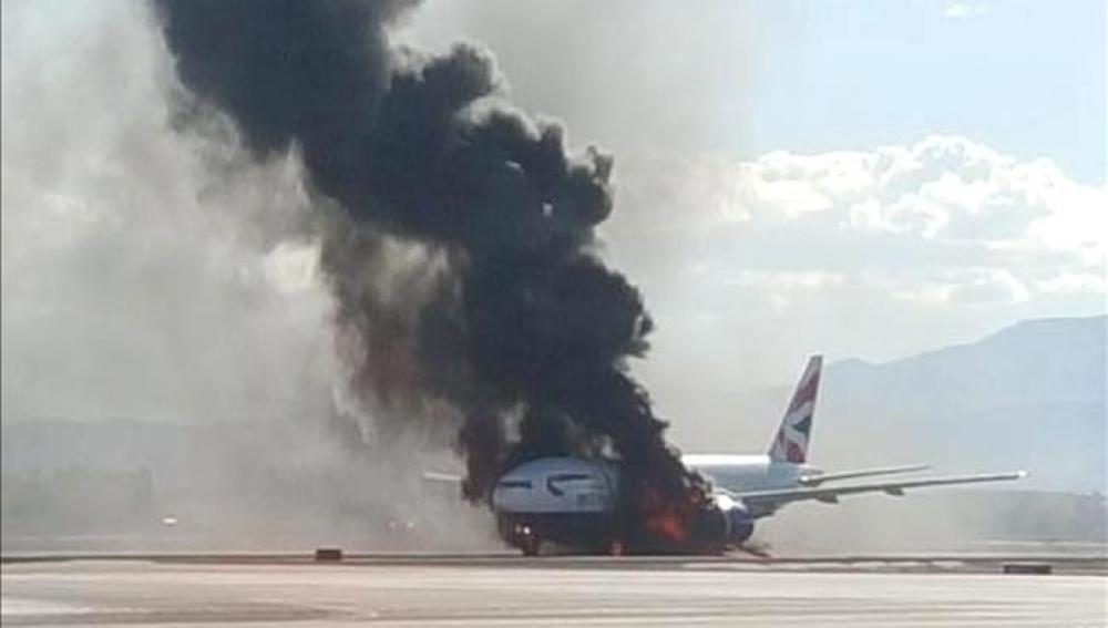 Avión incendiado