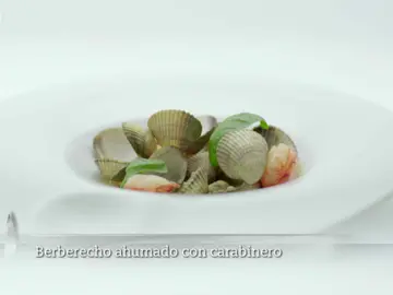 Berberechos y carabinero ahumado con caldo de tomate verde y albahaca Berberechos y carabinero ahumado con caldo de tomate verde y albahaca