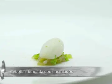Cebolleta ahumada, tomate, encurtidos y frutos secos Cebolleta ahumada, tomate, encurtidos y frutos secos