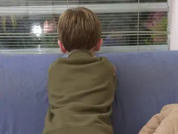 Un niño abandonado por su madre para irse de fiesta Un niño abandonado por su madre para irse de fiesta