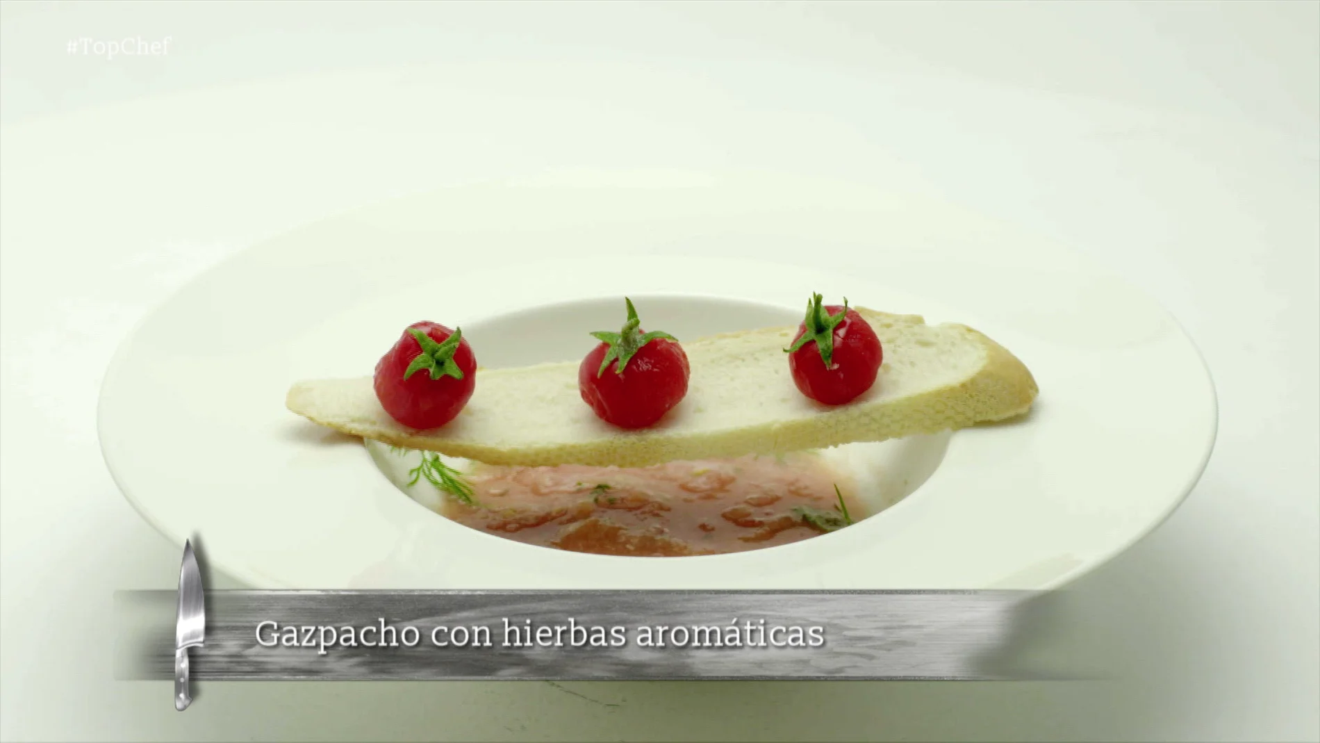 GAZPACHO CON SU GUARNICIÓN Y TOMATITOS CHERRY