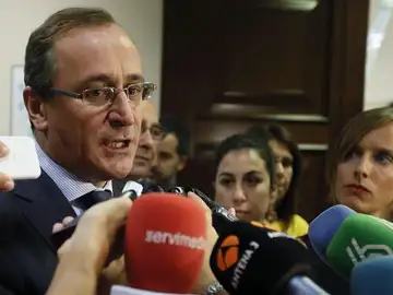 El ministro de Sanidad, Alfonso Alonso, en declaraciones a los periodistas. El ministro de Sanidad, Alfonso Alonso, en declaraciones a los periodistas.