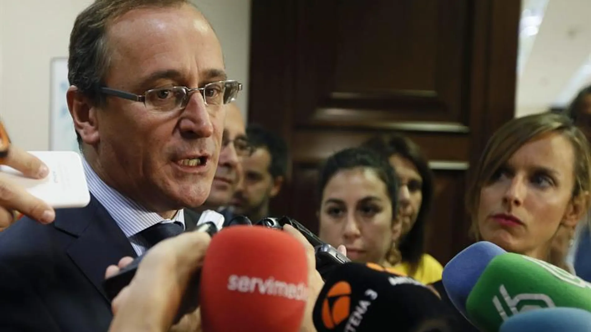 El ministro de Sanidad, Alfonso Alonso, en declaraciones a los periodistas. El ministro de Sanidad, Alfonso Alonso, en declaraciones a los periodistas.