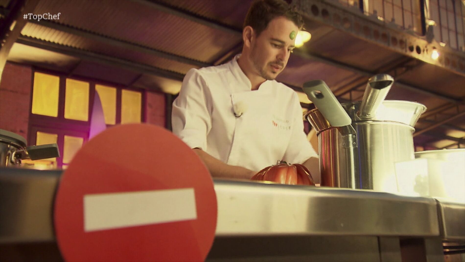 Velandrino usa los fogones y rompe una de las normas de la prueba