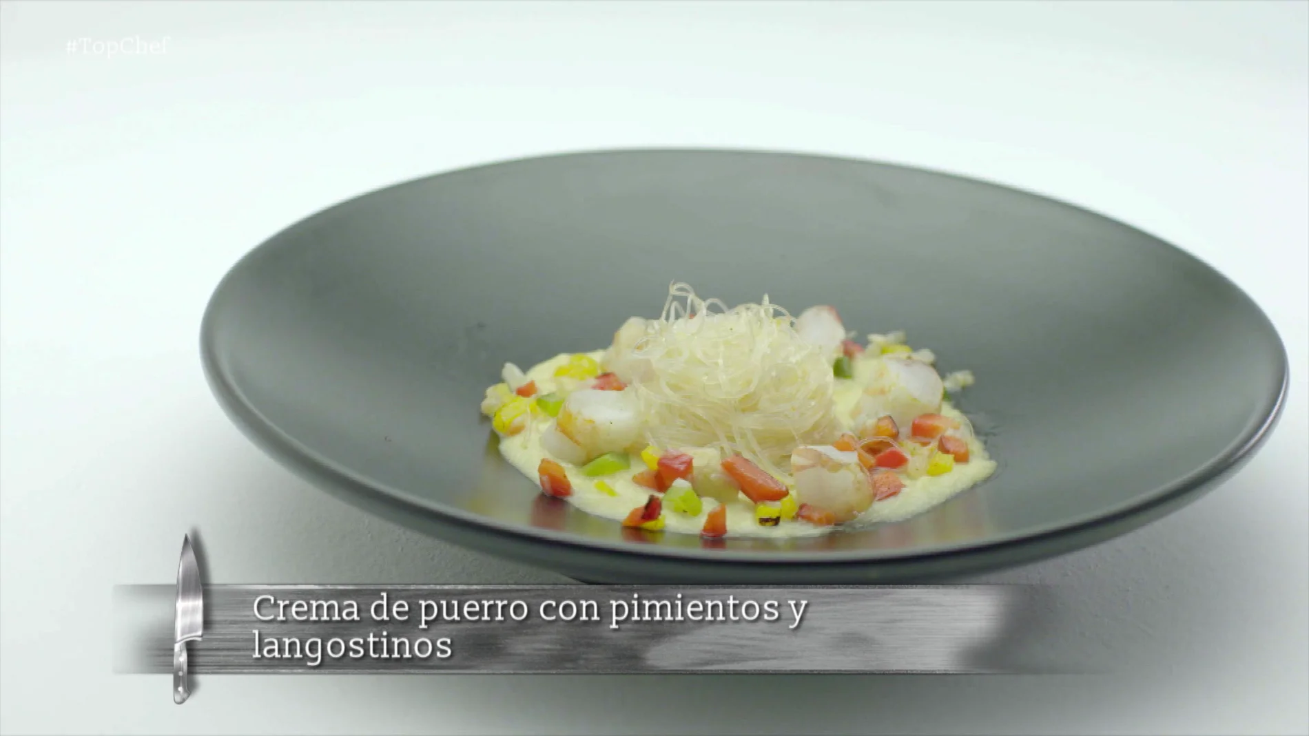 Crema de puerros con pimientos y langostinos