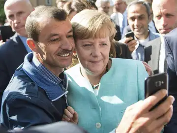 Los selfies de Merkel con los refugiados Los selfies de Merkel con los refugiados