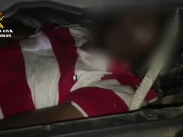 Melilla: descubren a tres inmigrantes ocultos en dobles fondos de un coche Melilla: descubren a tres inmigrantes ocultos en dobles fondos de un coche