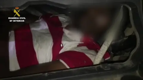Melilla: descubren a tres inmigrantes ocultos en dobles fondos de un coche Melilla: descubren a tres inmigrantes ocultos en dobles fondos de un coche