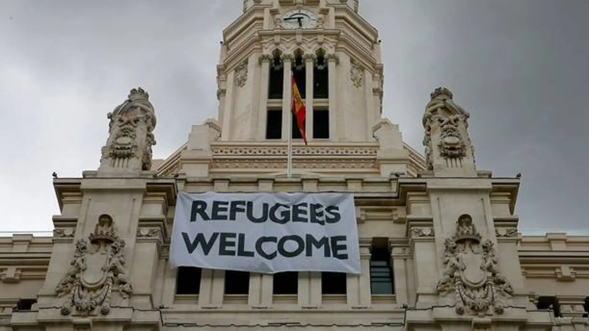 Cartel de bienvenida a los refugiados en el Ayuntamiento de Madrid. Cartel de bienvenida a los refugiados en el Ayuntamiento de Madrid.