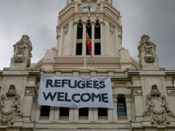 Cartel de bienvenida a los refugiados en el Ayuntamiento de Madrid.