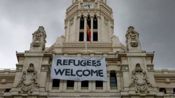 Cartel de bienvenida a los refugiados en el Ayuntamiento de Madrid.