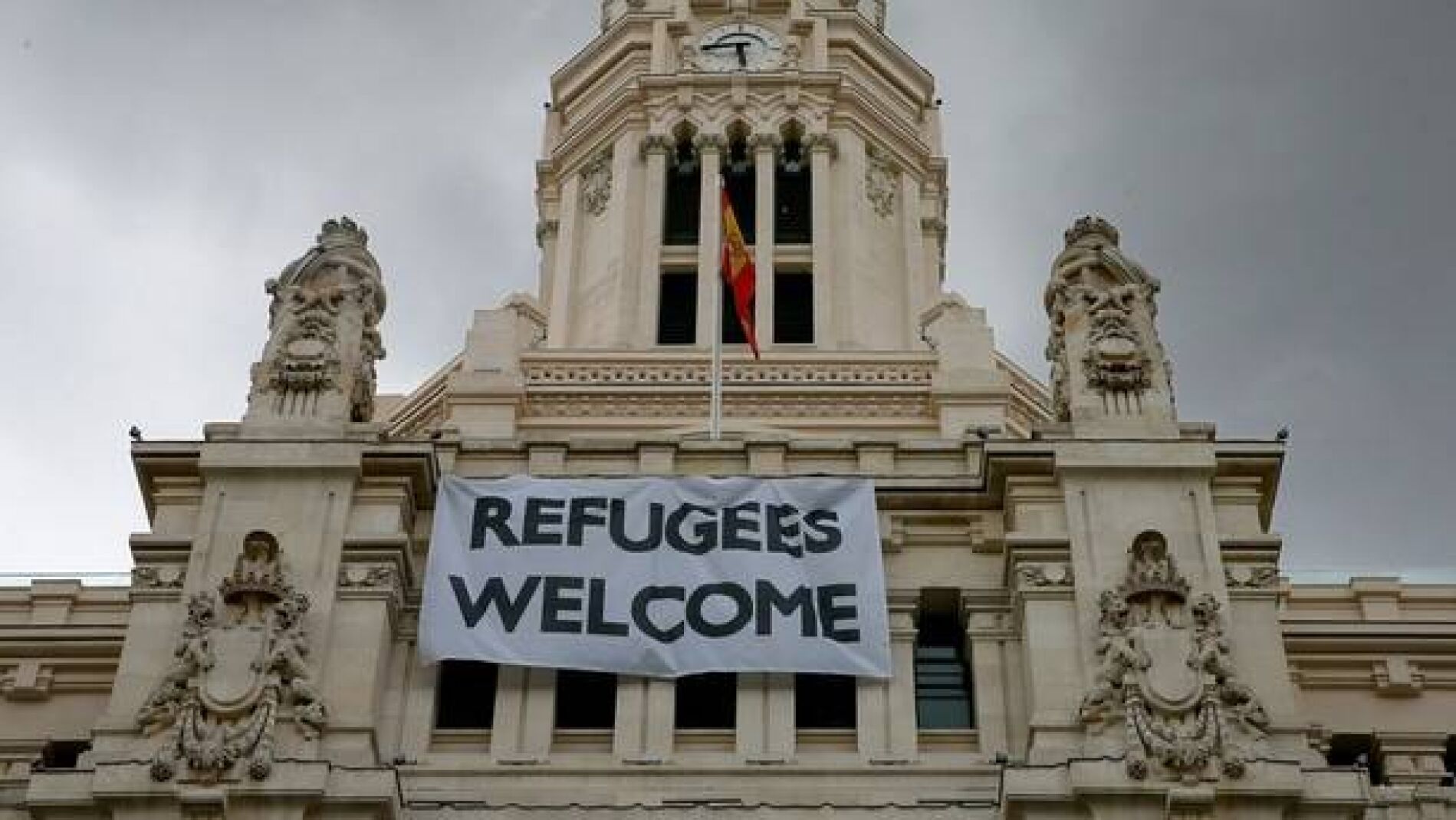 Cartel de bienvenida a los refugiados en el Ayuntamiento de Madrid.