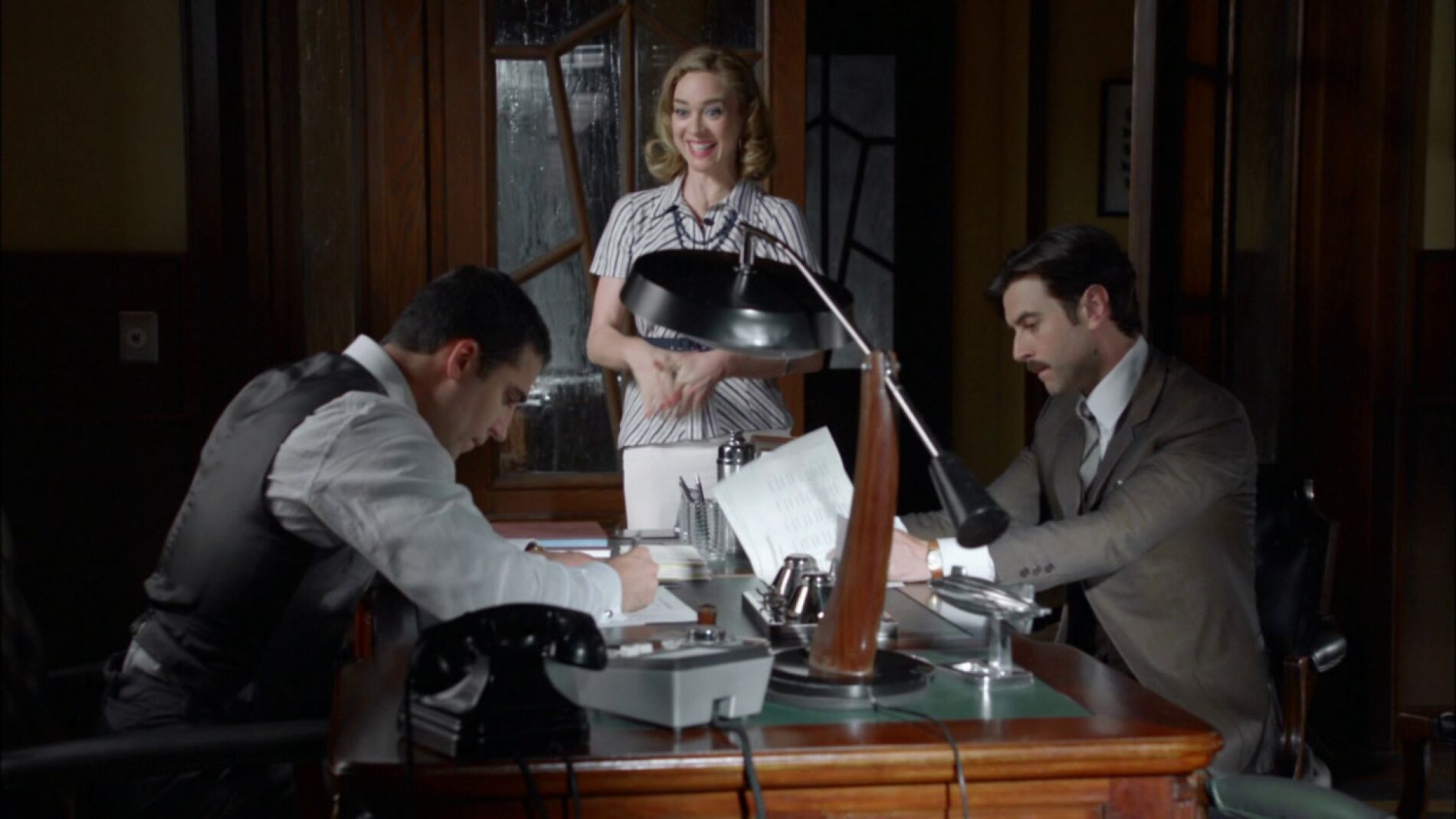 Clara le cuenta a Alberto que es el hombre del a&ntilde;o
