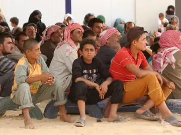 Cientos de refugiados esperan su tren a Europa Cientos de refugiados esperan su tren a Europa