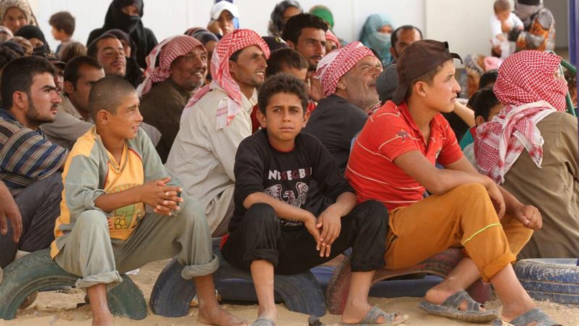 Cientos de refugiados esperan su tren a Europa