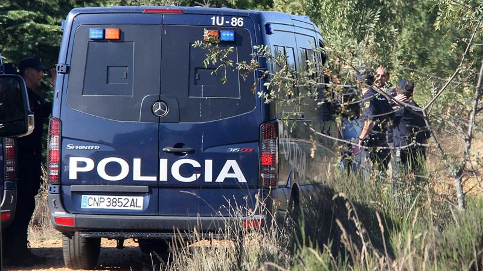 Furgón de la Policía entrando en la finca Furgón de la Policía entrando en la finca