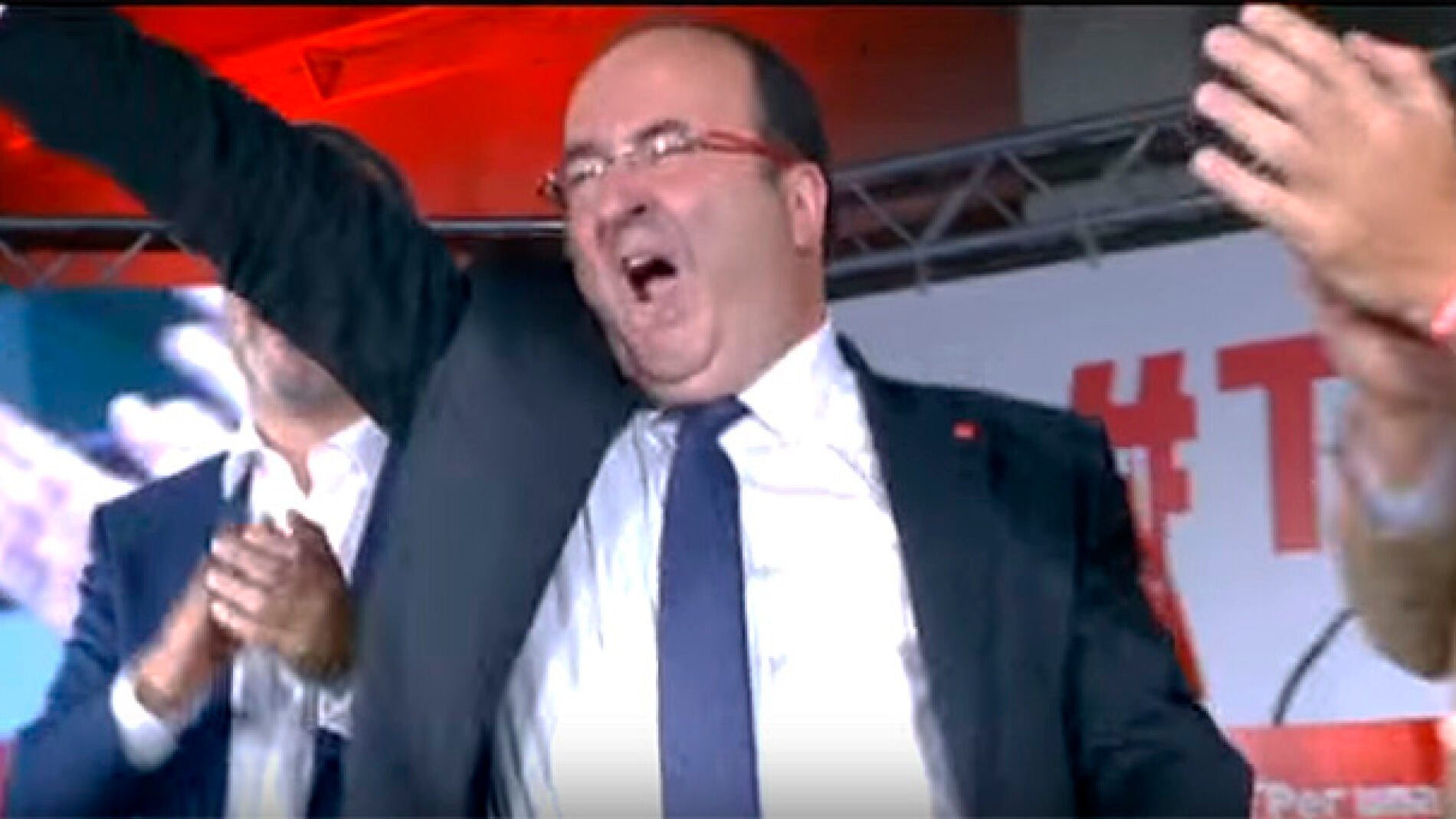Miquel Iceta en un momento del baile con el que inici&oacute; la campa&ntilde;a.